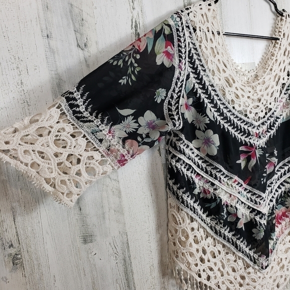 Lapis beautiful sheer,crochet top size small - Picture 3 of 10